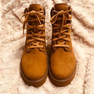 Timberland Boots Women’s size 8 NWOT